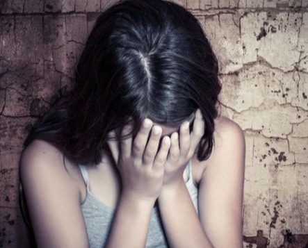 VIDEO | Copilă de 14 ani violată de 7 indivizi