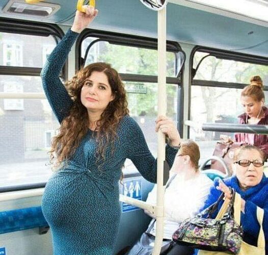 Desi Era Insarcinata In 9 Luni, O Femeie Nu A Lasat-O Sa Stea Jos In Autobuz. Atunci Gravida A Facut Un Gest Neasteptat