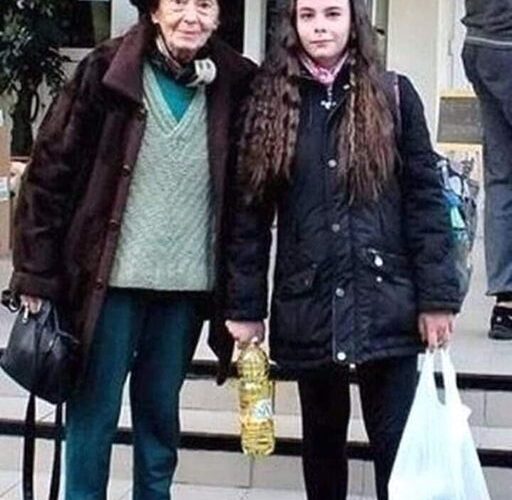 Eliza Iliescu, Fiica Celei Mai Bătrâne Mame Din România, Este Studentă La Două Facultăți, Pe Care Le Frecventează În Paralel. Ce A Fost Nevoită Să Facă Adolescenta Ca Să Se Descurce: