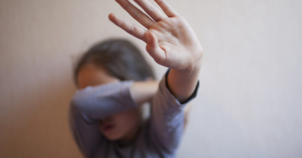 Fetiţă de 10 ani, agresată sexual de mai mulţi adolescenţi într-o baie publică. Scena a fost filmată și postată pe o rețea socială !!