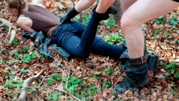 Fată, violată de o fată şi un băiat, la “ordinul” unei copile de 13 ani !!!