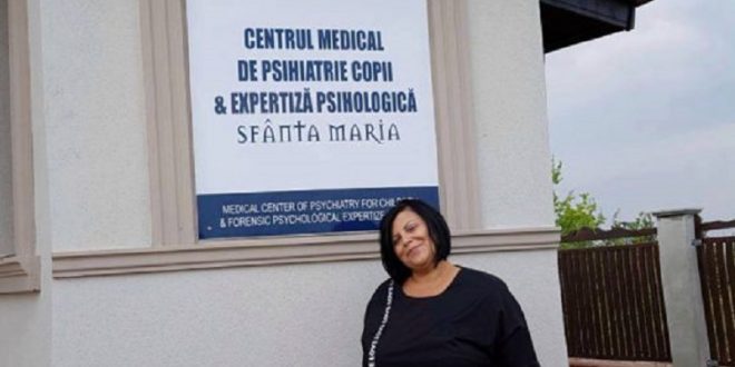 Medicul din România care stă într-o garsonieră, dar a construit un spital cu bani împrumutați