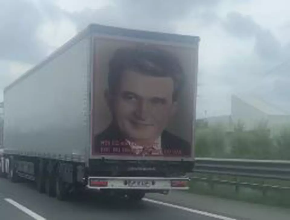Omagiu lui Ceauşescu pe un TIR românesc filmat în Italia: „Noi ce-am construit / Voi nu reuşiţi să daţi cu var !!